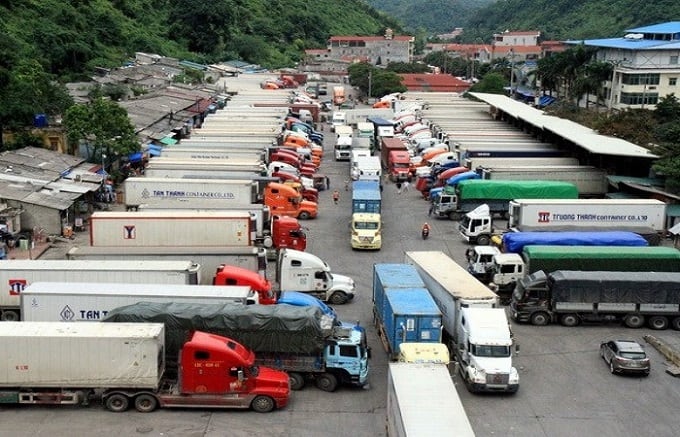 Xe container chờ thông quan hàng nhập khẩu chính ngạch tại cửa khẩu Việt - Trung